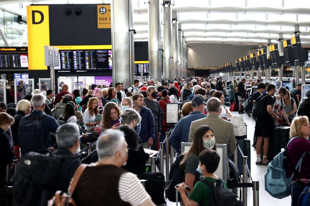 Caos nell'aeroporto londinese di Heathrow dove il 40% dei voli è in ritardo