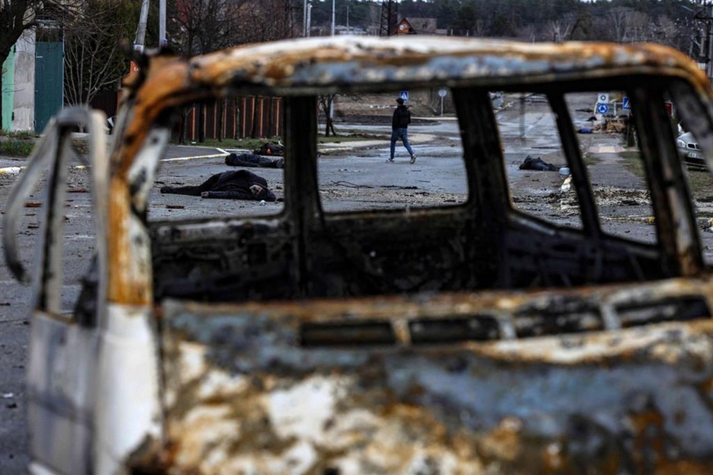 A Bucha auto incendiate e cadaveri in strada dopo la ritirata russa