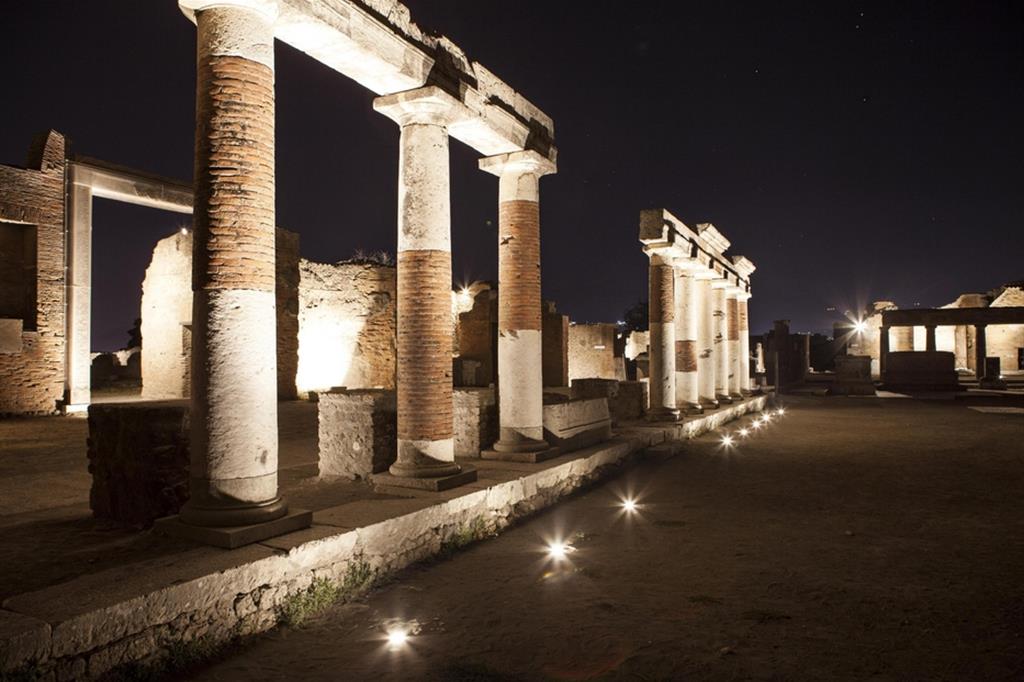 Veduta notturna degli scavi di Pompei