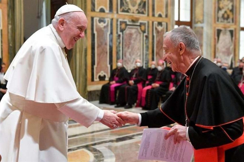 Il Papa saluta il prefetto della Congregazione per la Dottrina della Fede, il cardinale Luis Ladaria