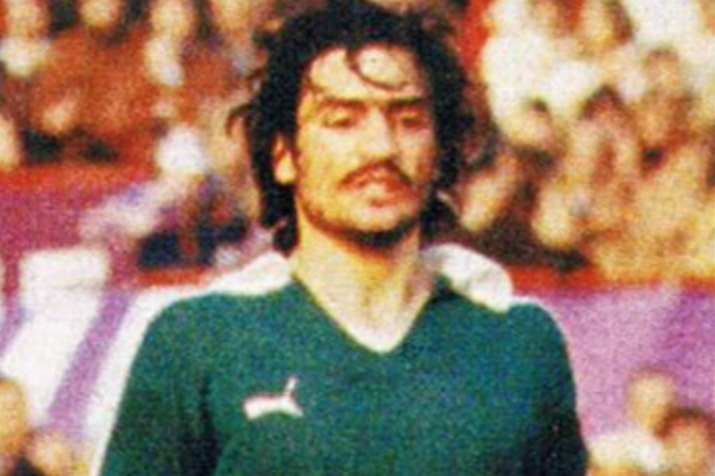 Il calciatore italiano Maurizio Montesi in azione con la maglia dell'Avellino alla fine degli anni Settanta