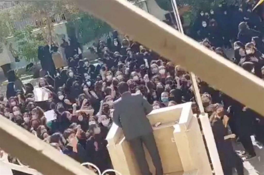 Donne protestano contro un uomo in piedi su un palco a Shiraz, il 4 ottobre