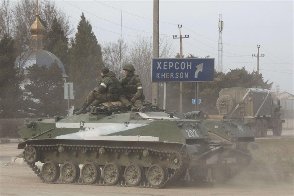 Un blindato russo lascia la Crimea diretto a Kherson in Ucraina dopo il via libera di Putin all'attacco