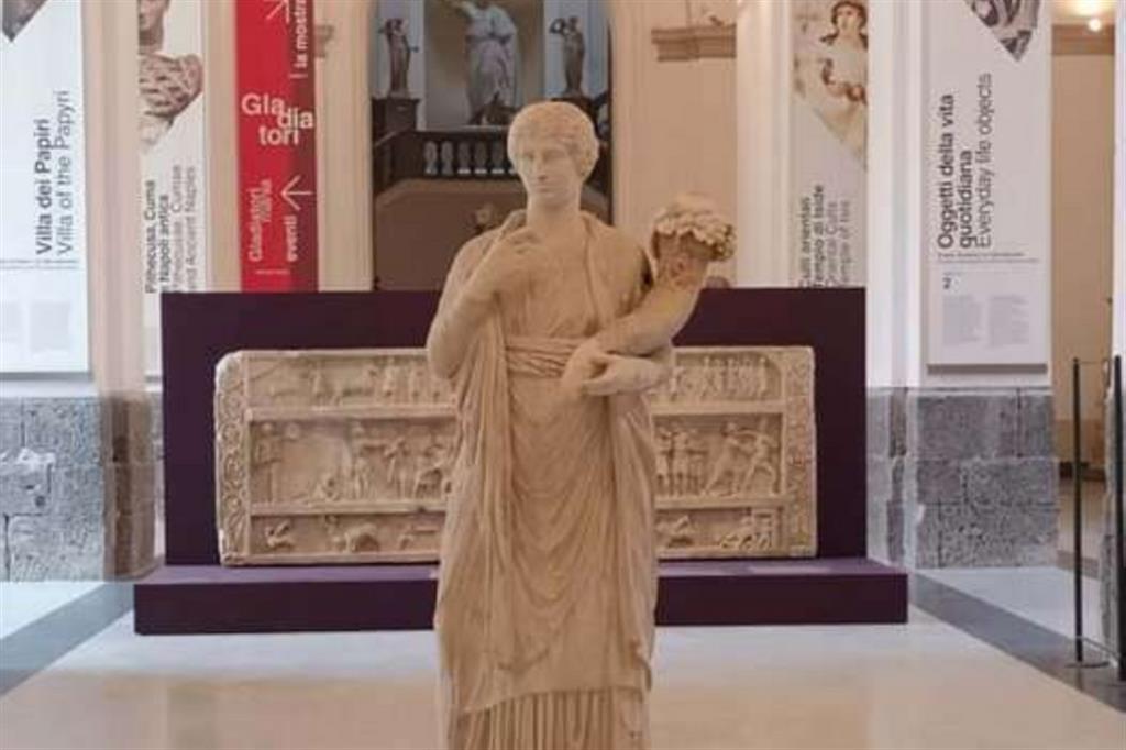 La statua della Concordia nell’atrio del Museo archeologico di Napoli