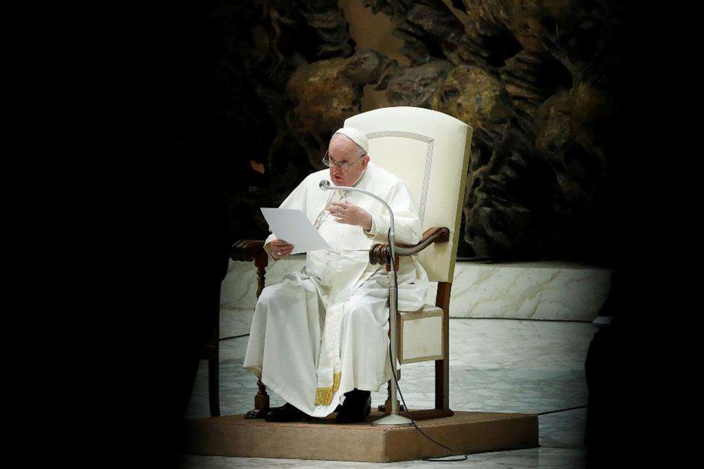 Nella catechesi il Papa: le buone scelte portano la pace interiore che dura nel tempo. Solo nella libertà è possibile amare e stigmatizza la pretesa del possesso dell'altro "che rende la vita un inferno"