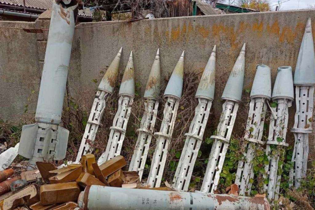 i resti dei missili che trasportavano cluster bomb
