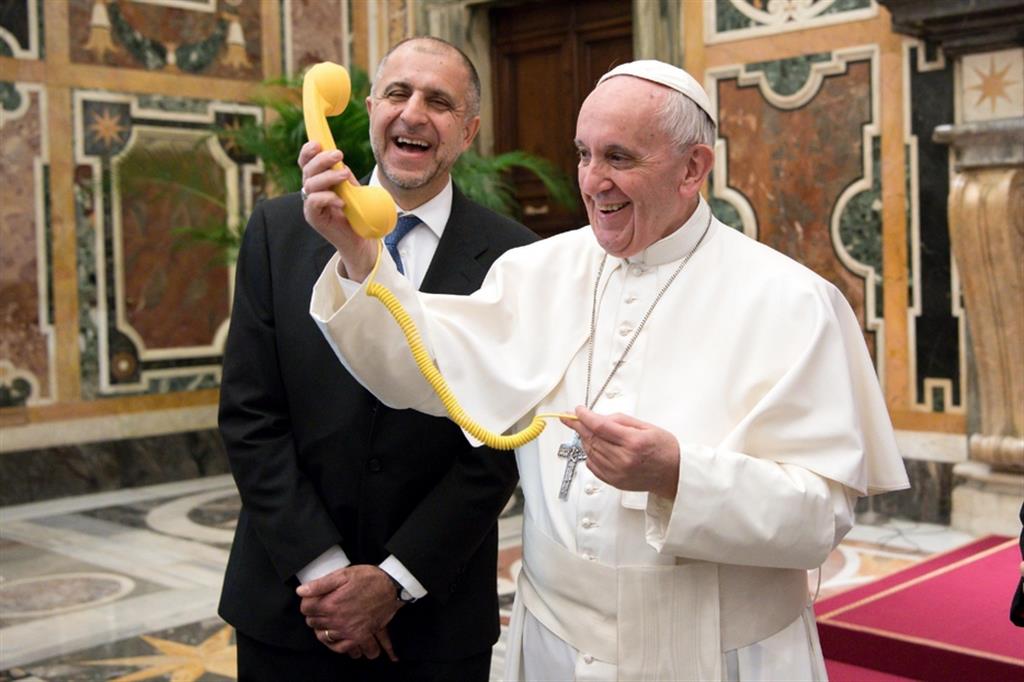Papa Francesco con un telefono all'udienza di Telefono Amico, l'11 marzo 2017