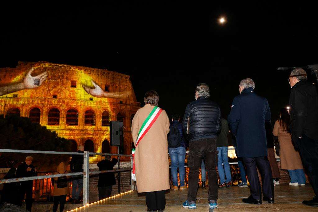 Il Colosseo illuminato contro la pena di morte