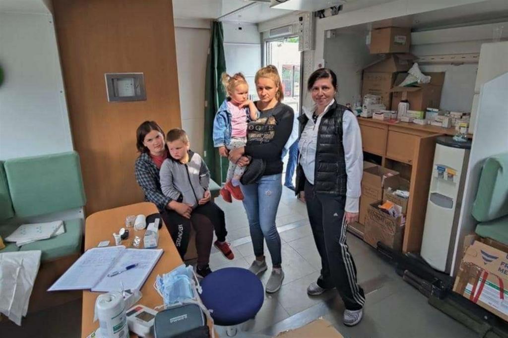 La dottoressa Olena Yuzvak (a destra) insieme a due mamme con i bimbi che assiste a Gostomel