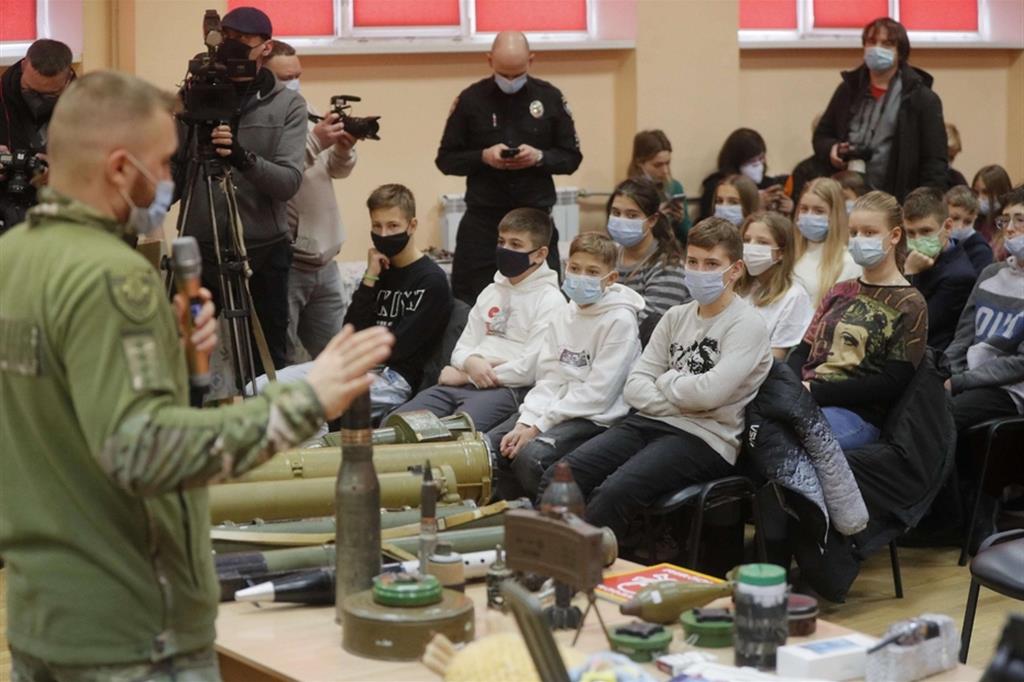 Un artificiere insegna ai ragazzi di un liceo di Kiev come riconoscere le mine antiuomo e gli ordigni inesplosi