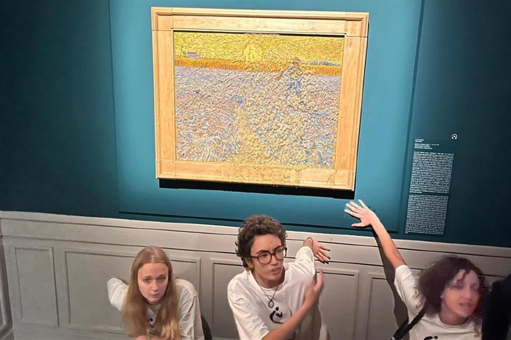 Le attiviste di “Ultima generazione” dopo aver imbrattato “Il seminatore” di Van Gogh, in mostra a Roma