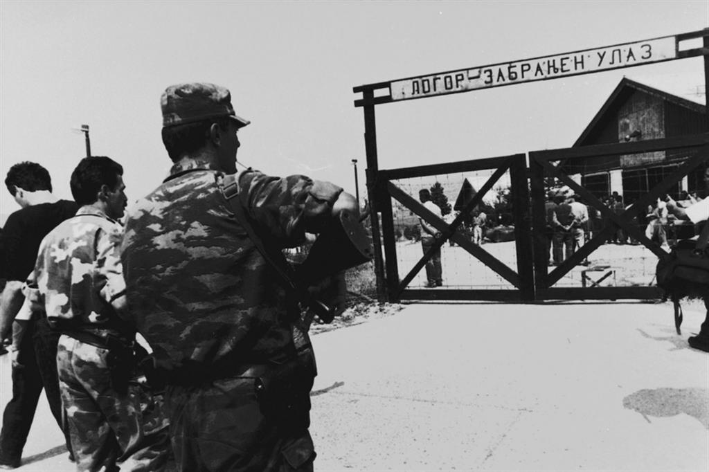 L'ingresso del campo di concentramento  di Mamjaca  dove nel 1992 sono stati rinchiusi oltre 3.500 prigionieri