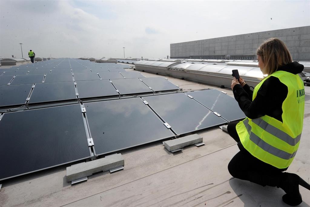 Installazione di pannelli fotovoltaici sul tetto del deposito Ikea a Piacenza