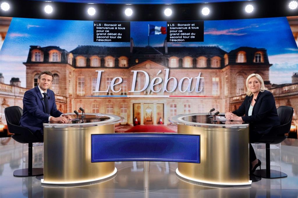 Il presidente francese uscente, Emmanuel Macron, e la sfidante, Marine Le Pen, durante il confronto televisivo