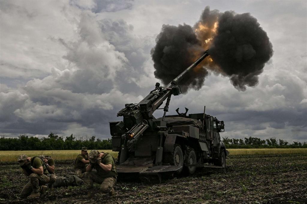 Un cannone francese in azione nel Donbass. La Nato promette a Kiev sempre più armi pesanti per miliardi di dollari