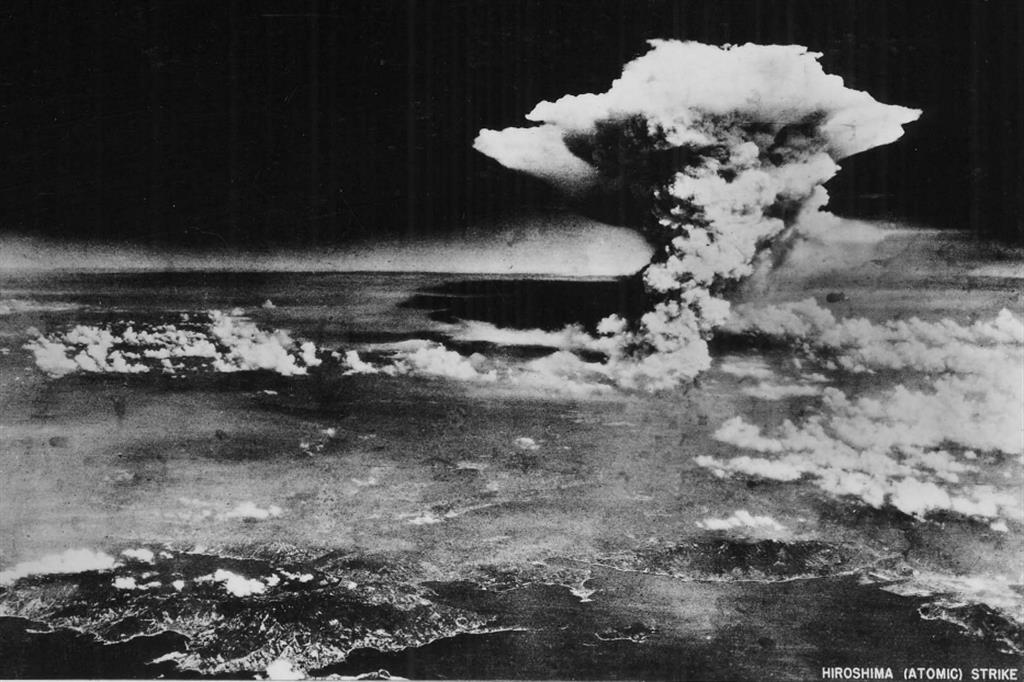 Non abbiamo imparato molto dalla storia. La bomba atomica distrugge Hiroshima il 6 agosto 1945, alcune armi nucleari tattiche che saranno schierate in Europa avranno 5 volte la potenza di quella fotografata mentre esplode