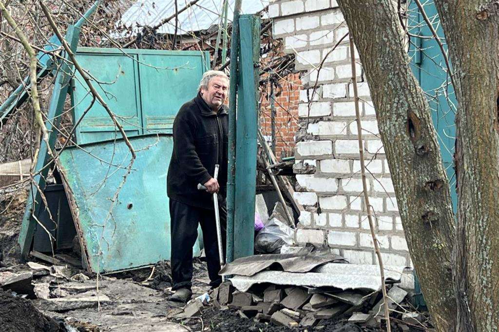 Viktor, 69 anni, vive a Slatyne in una casa semi-distrutta senza luce e acqua corrente. La moglie è morta di infarto durante i bombardamenti
