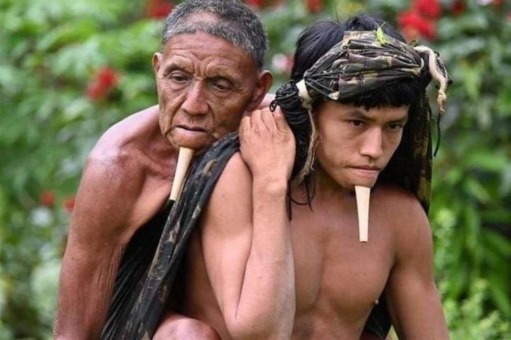 Tawy, 24 anni, porta sulle spalle il padre a vaccinarsi in Amazzonia
