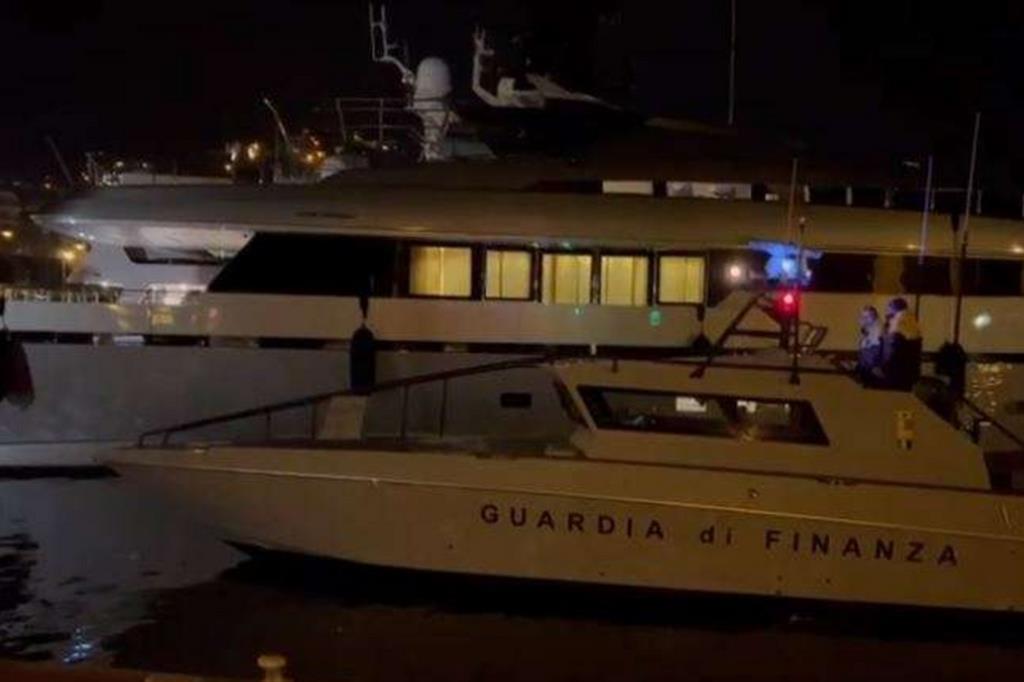 La Guardia di Finanza notifica all'equipaggio della barca Lady M, nel porto di Imperia, il provvedimento sanzionatorio