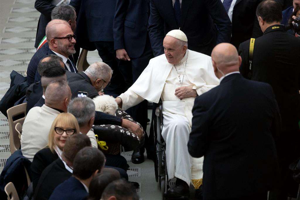 Il Papa, in carrozzina, saluto un gruppo di persone con disabilità nell'udienza a loro dedicata