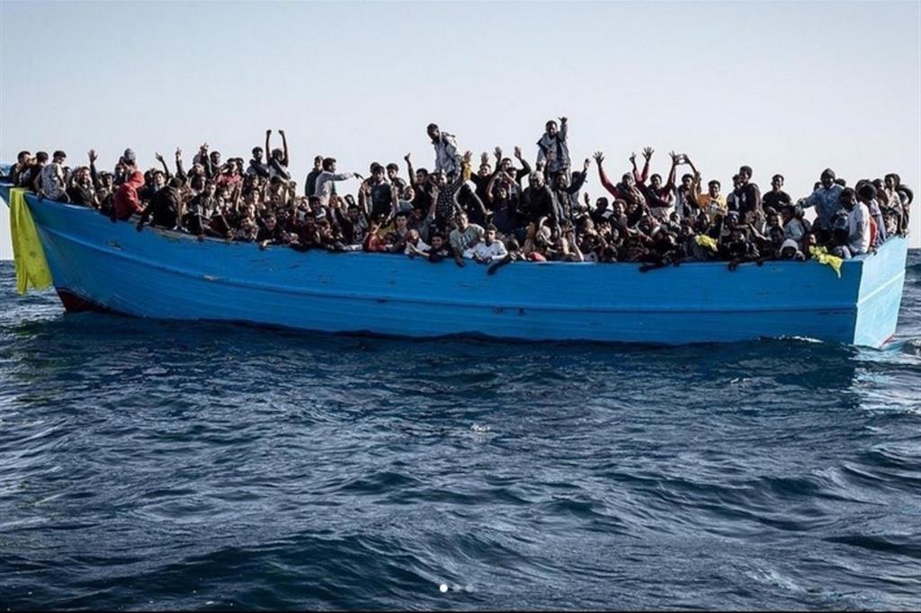 Un'imbarcazione carica di migranti nel Mediterraneo