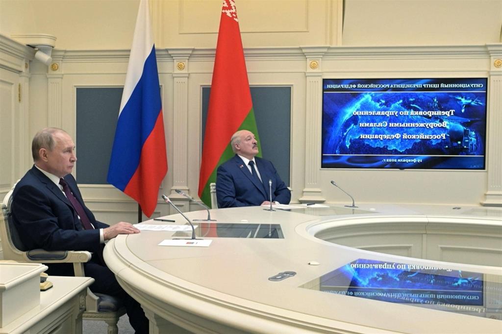 Putin supervisiona le esercitazioni delle forze strategiche con il presidente bielorusso Lukaschenko