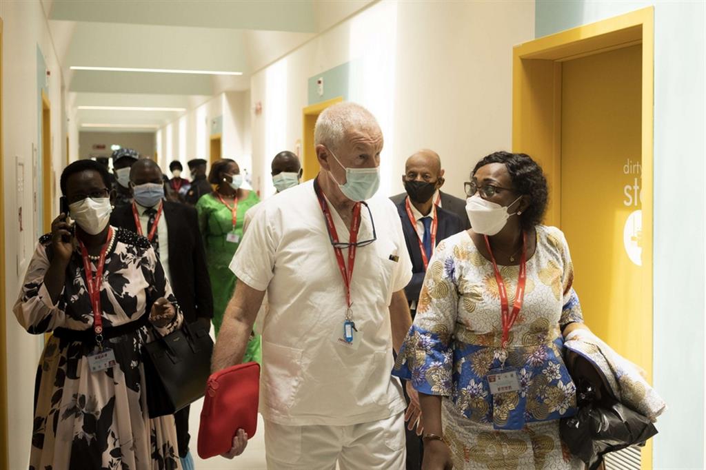 Le delegazioni dei paesi africani visitano l'ospedale di chirurgia pediatrica