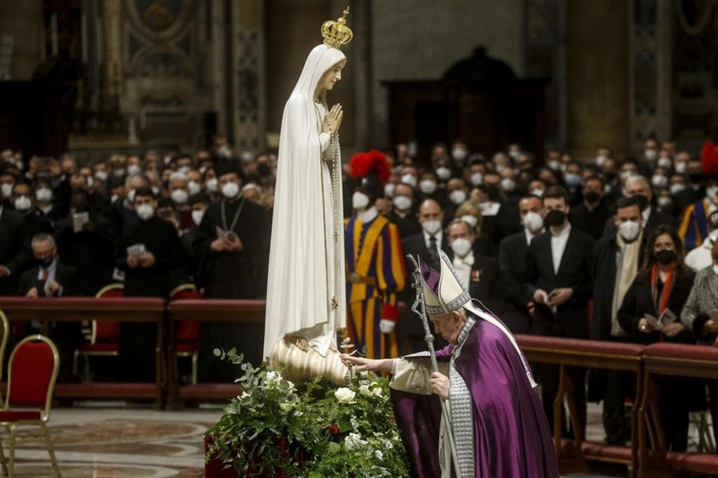 Papa Francesco davanti a Maria per la consacrazione di Ucraina e Russia al Suo Cuore Immacolato