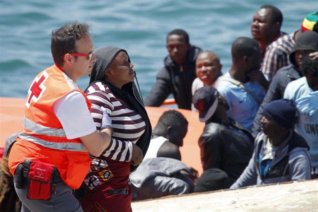 La Croce rossa spagnola assiste un gruppo di migranti in arrivo dalla rotta delle Canarie