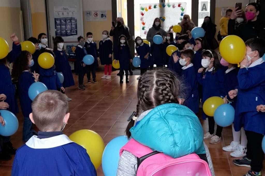 Il primo giorno di scuola per sedici bambini ucraini arrivati sani e salvi a Squinzano in provincia di Lecce: sono stati accolti tanti sorrisi, palloncini e cartelloni con scritte di benvenuto in ucraino