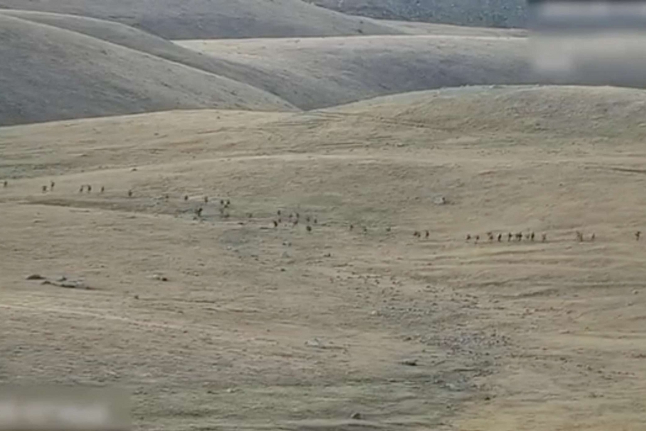 Un fermo immagine dal video, rilasciato dal ministero della Difesa armeno, mostrerebbe il dislocamento di soldati azeri in una regione montuosa al confine con l'Armenia