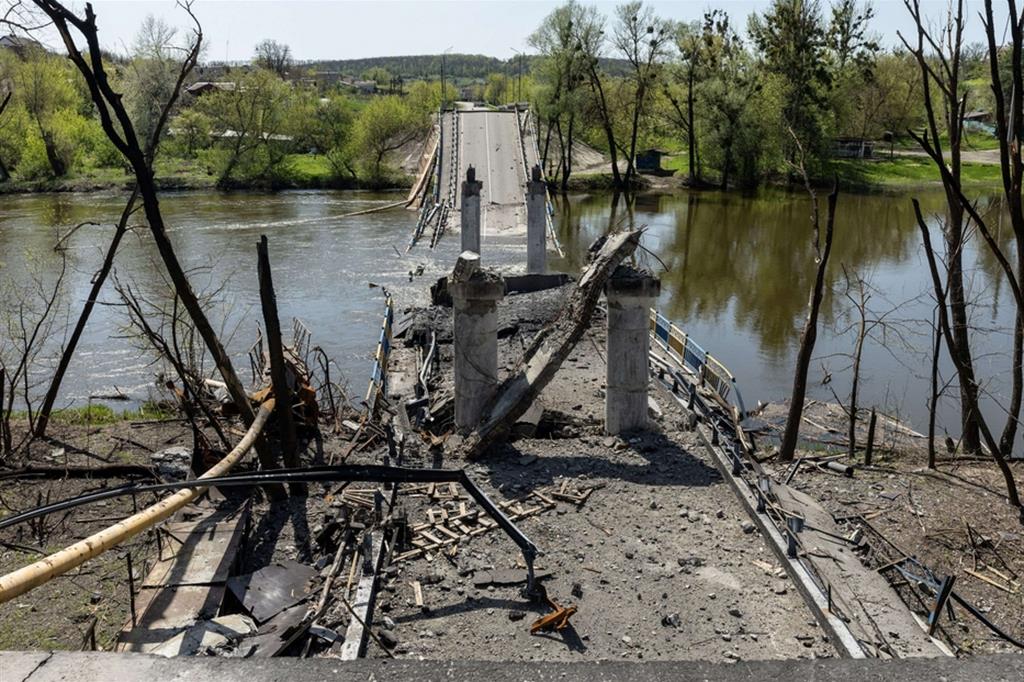 Un ponte fatto crollare nel Donetsk