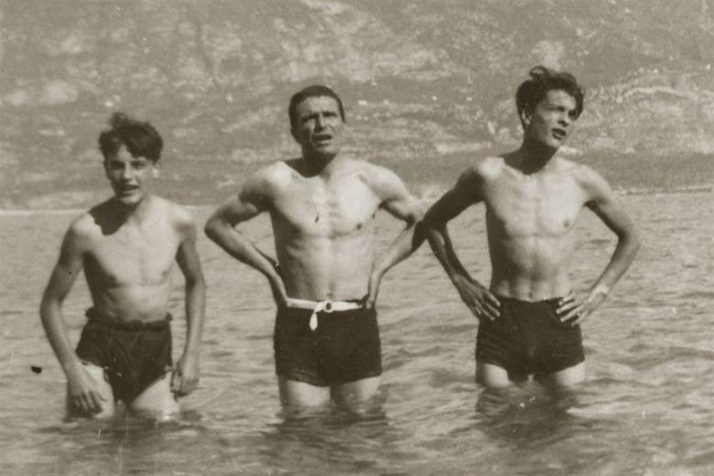 Il giovane scrittore Luigi Meneghello con lo zio Dino (al centro) e il fratello Bruno (sinistra)