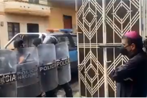 Il vescovo agli "arresti domiciliari" canta alla polizia "El amigo" / Video