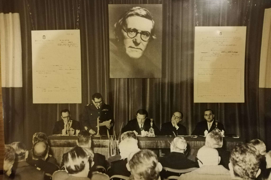 The tribute to Father Gemelli, pioneer of aeronautical medicine on December 9, 1964. At the table the Minister of Defense Giulio Andreotti.  Standing General Tommaso Lomonaco, president of Aimas