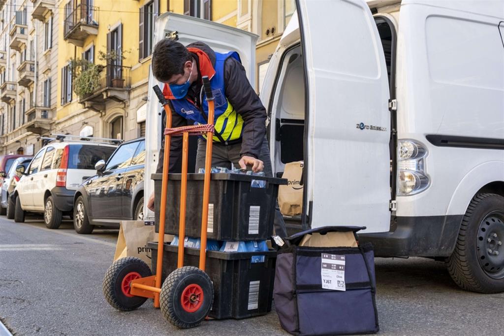 Nella foto, un trasportatore, settore in cui i salari sono bassi. In Italia 4,5 milioni di lavoratori guadagnano meno di 9 euro lordi l’ora Pasquale Tridico