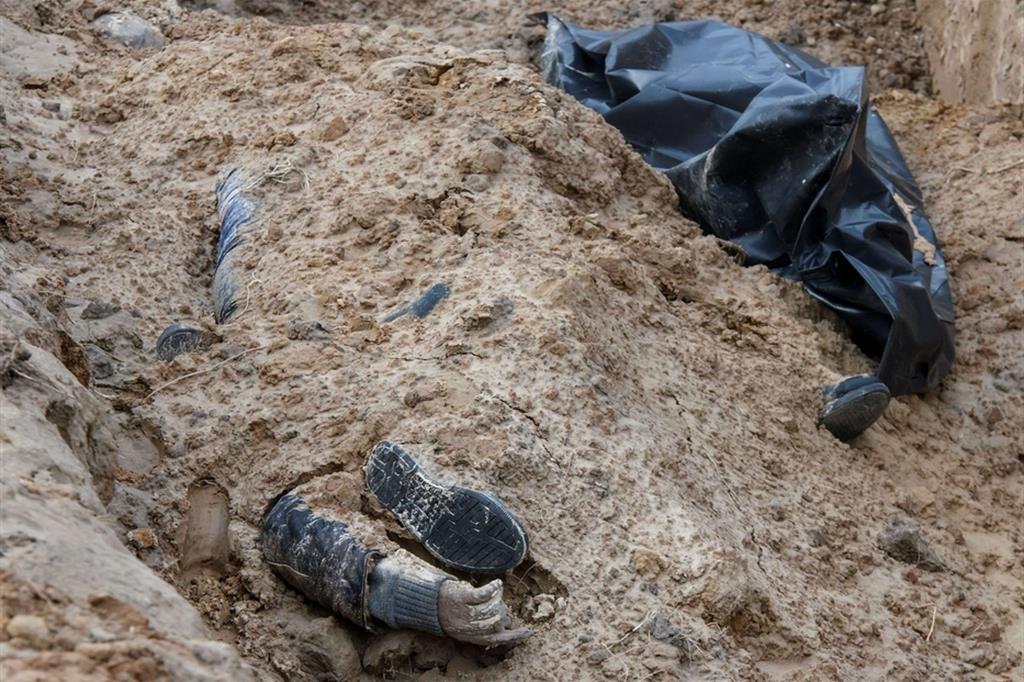 La sepoltura sommaria di civili uccisi a Bucha