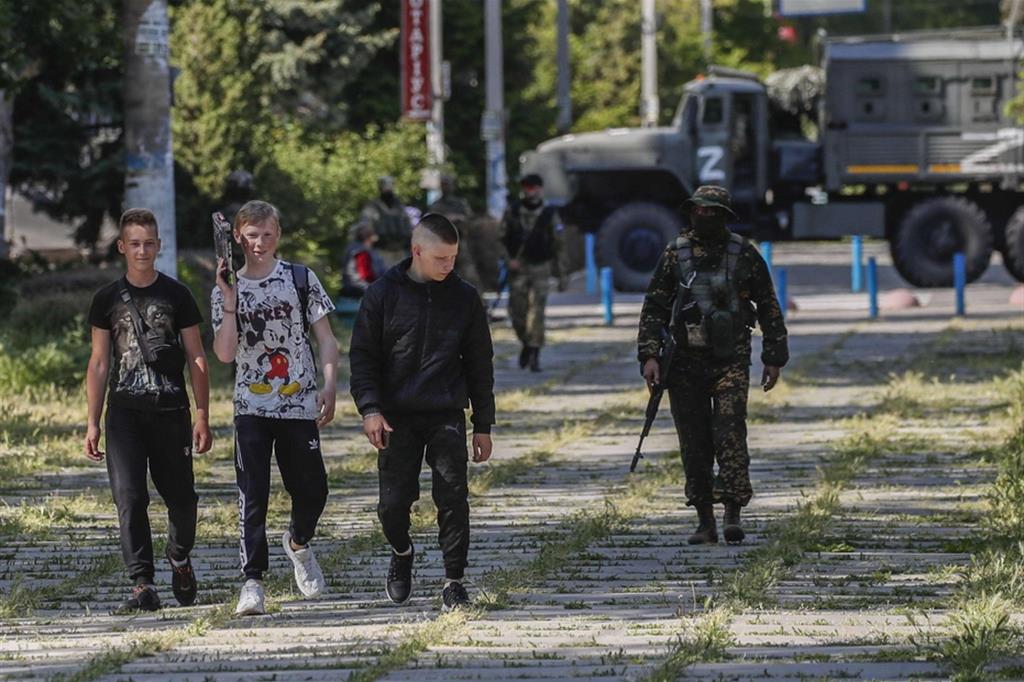 La sorveglianza dei civili da parte delle truppe russe a Kherson è rigidissima