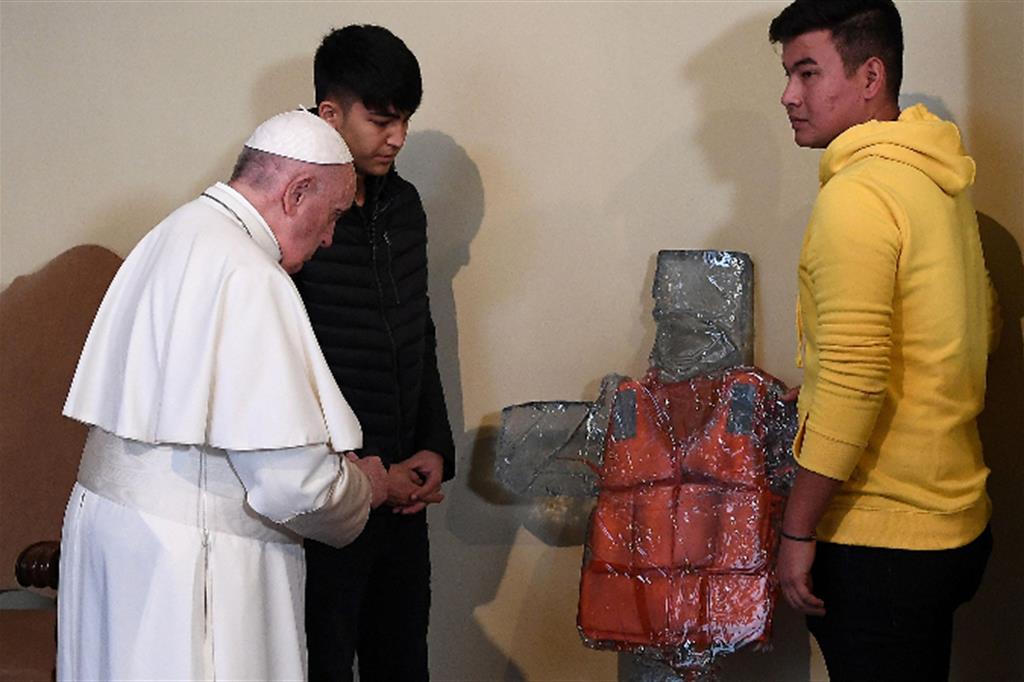Nel 2019 con alcuni profughi il Papa apponeva la croce di Mediterranea nel Palazzo Apostolico