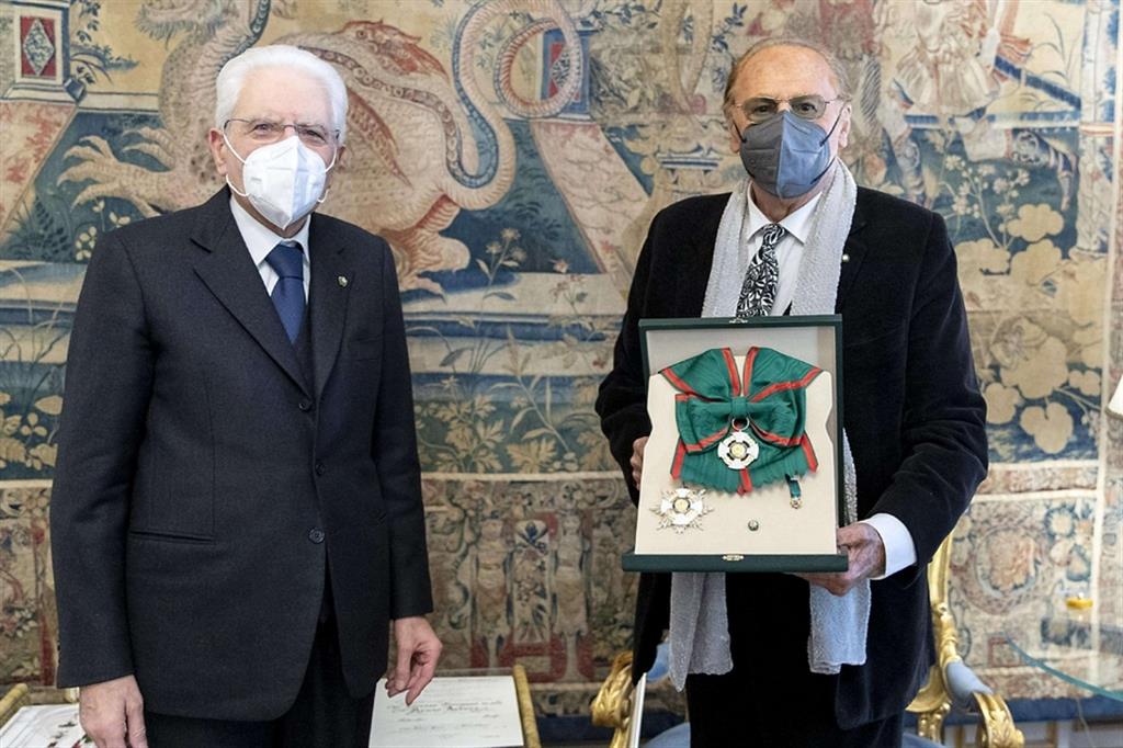 Il presidente della Repubblica Sergio Mattarella conferisce a Renzo Arbore l'onorificenza di Cavaliere di Gran Croce
