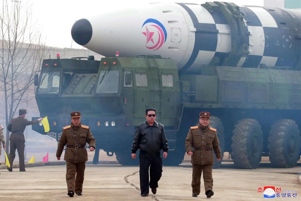 Kim Jong-un precede il missile prima della sistemazione sulla rampa di lancio a Pyongyang