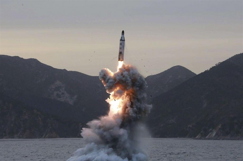 Il lanco di un missile a capacità nucleare nordcoreano da un sottomarino