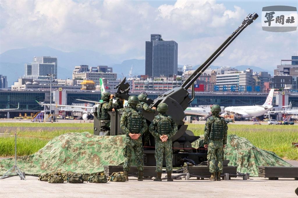 Militari di Taiwan addetti alla difesa antiaerea all'aeroporto di Taipei