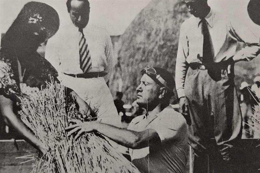 Mussolini impegnato nella battagli del grano in una immagine di propaganda