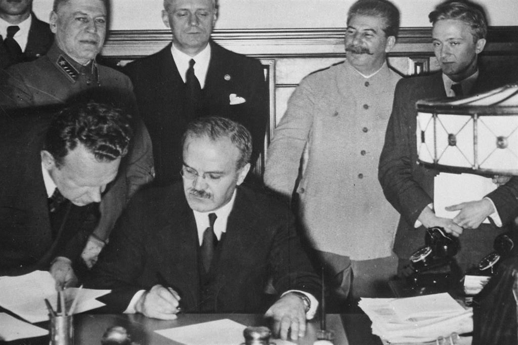 La firma del patto Molotov-Ribbentrop nel 1939, alla presenza di Stalin