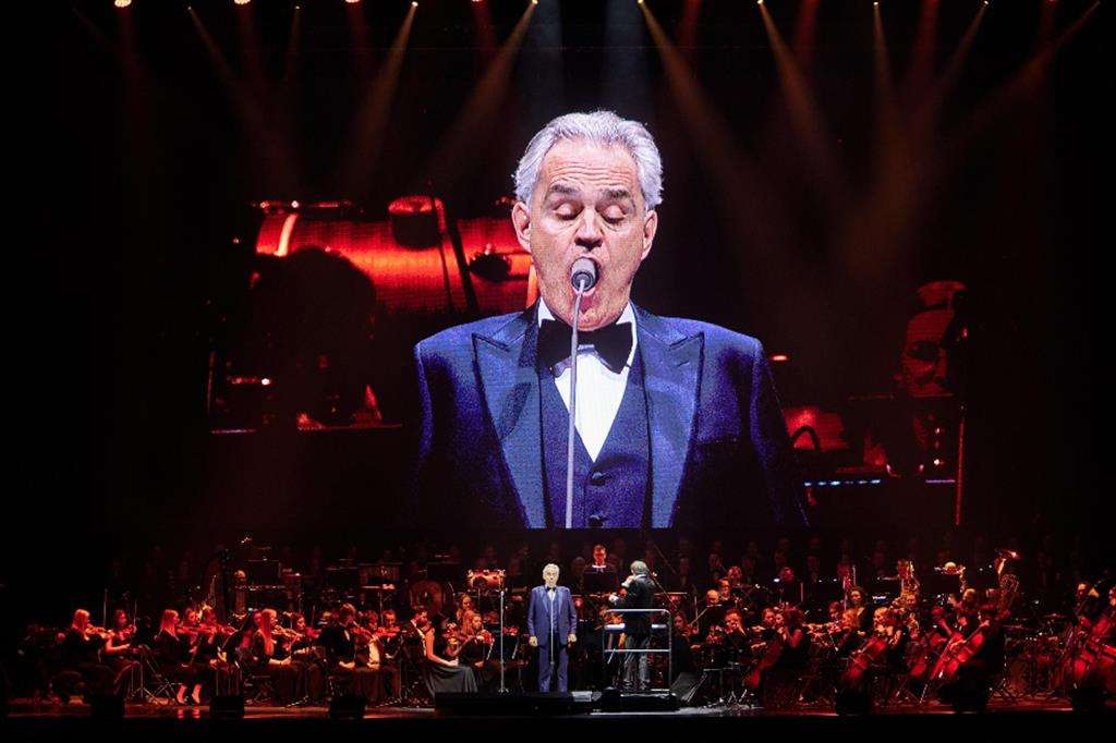 Il tenore Andrea Bocelli in un recente concerto. Ha aiutato il suo paese natale per fare tornare a suonare le campane della parrocchia
