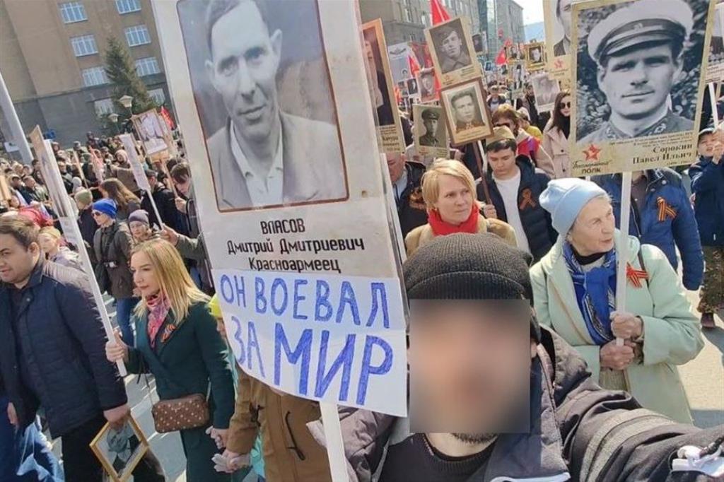 Nelle città di Novosibirsk e di Tjumen alcuni attivisti portano cartelli che dicono: "Loro (i nostri antenati, ndr) non hanno combattuto per questo". "Mai più guerra".