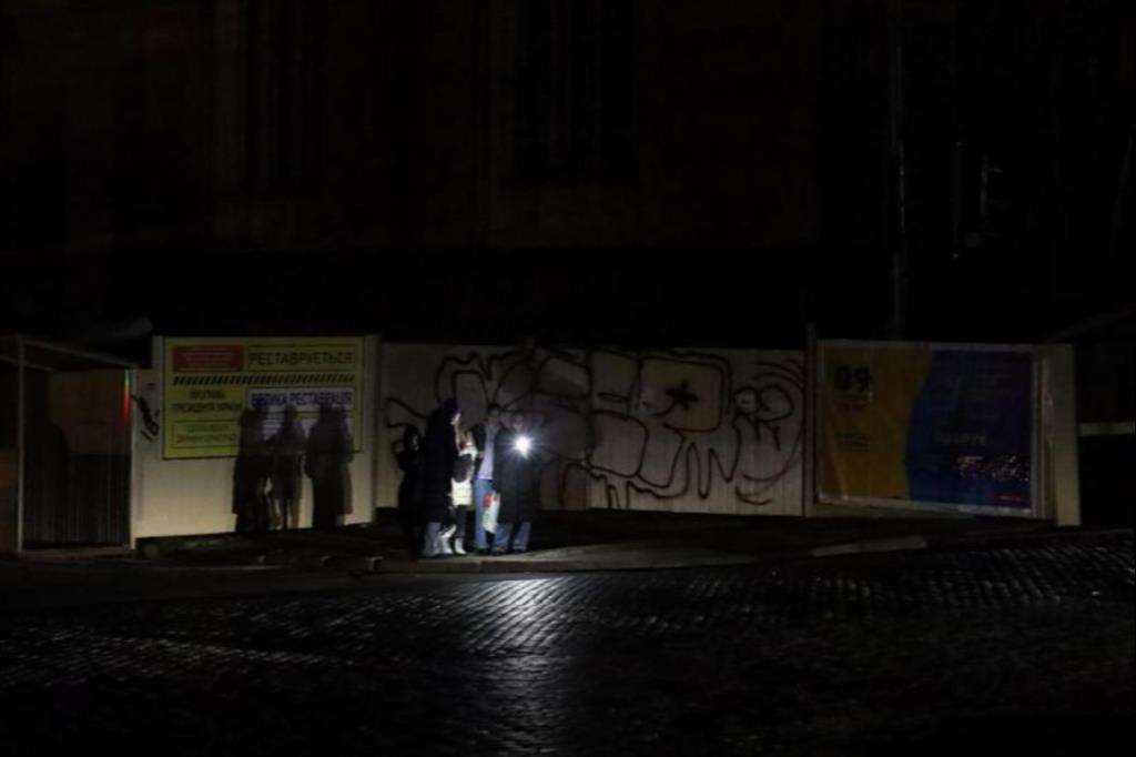 La gente nel buio di Odessa prova a farsi luce con le torce. Dopo i raid russi sugli impianti elettrici, i blackout in Ucraina sono continui