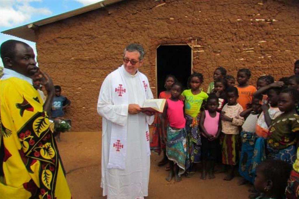 Il testimone è don Lorenzo Barro, parroco della missione mozambicana di São Pedro de Lurio-Chipene, che ha raccontato come è avvenuto l'agguato nel quale è stata uccisa suor Maria De Coppi