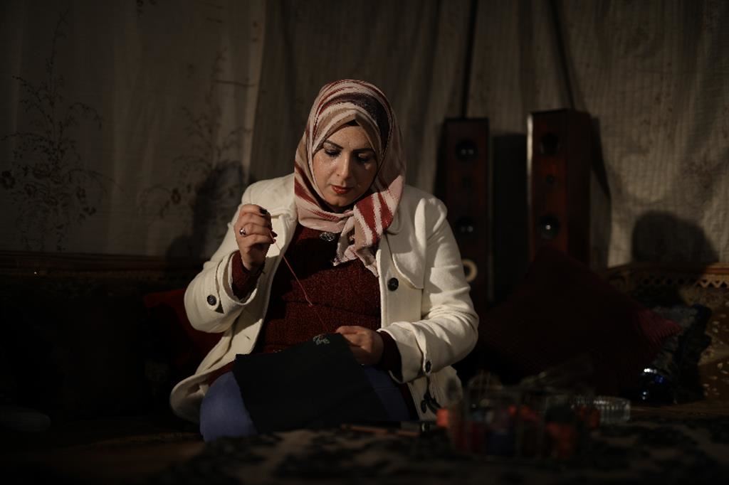 Mira, un'altra donna palestinese coinvolta nel progetto Overseas, al lavoro nel suo atelier di ricamo tradizionale «tatreez» a Gaza